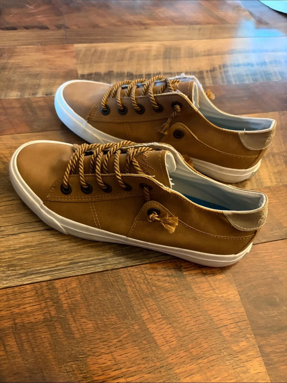 Blowfish Casual Low-Top Sneakers in Tan